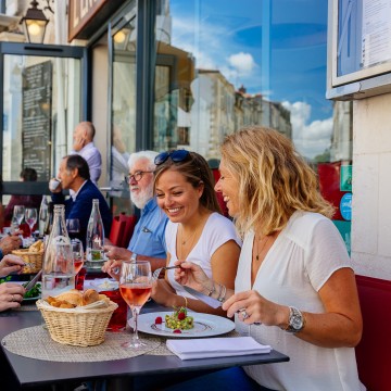 trois femmes déjeunent au restaurant