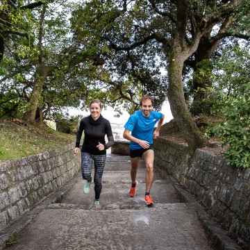 Femme et homme en train de courir