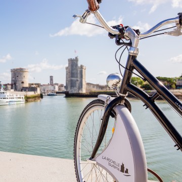 Vélo devant les tours de La Rochelle