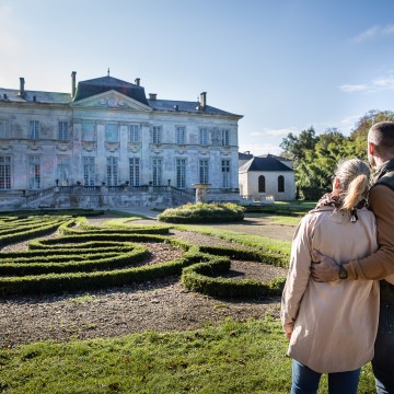 Couple dans les jardins du Château de Buzay