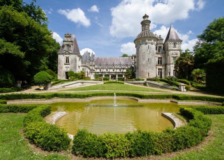 Vue d'ensemble du chateau d'usson à Pons