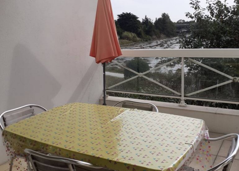 Terrasse donnant sur un plan d eau sale