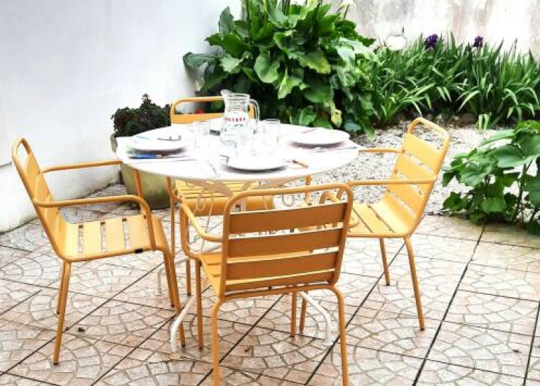 Patio clos de hauts murs
