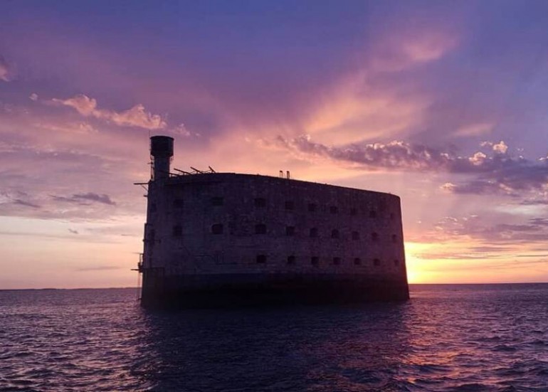 Fort Boyard au soleil couchant - La Rochelle Croisières