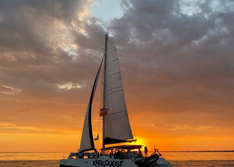 Segelkatamaranfahrt bei Sonnenuntergang - Kapalouest Segelkatamaranfahrt bei Sonnenuntergang - Kapalouest