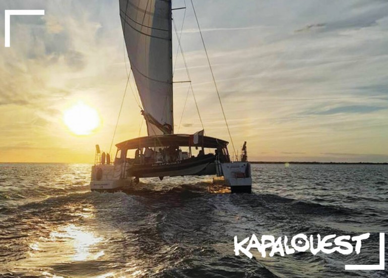 À l'heure du coucher du soleil à bord de Kapalouest