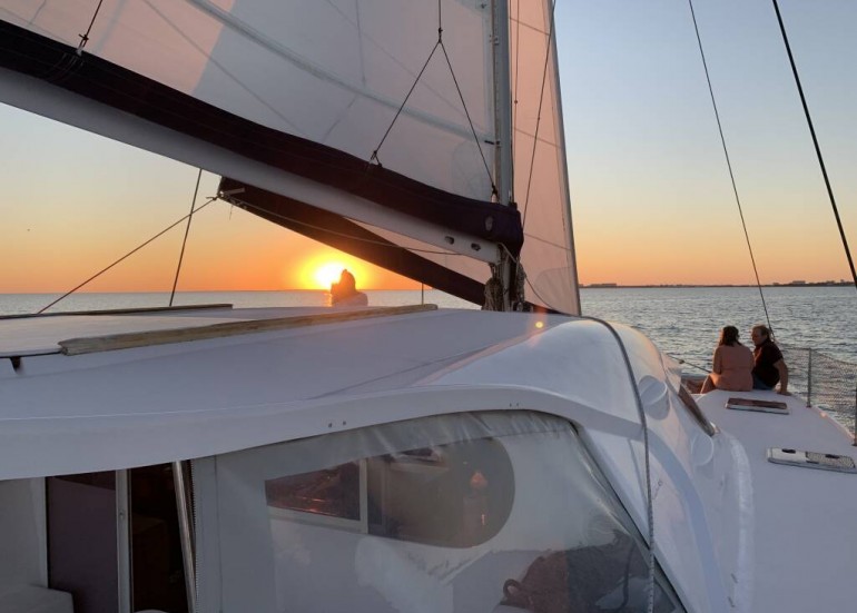 Katamaranfahrt bei Sonnenuntergang - Aldabra Yacht Charter