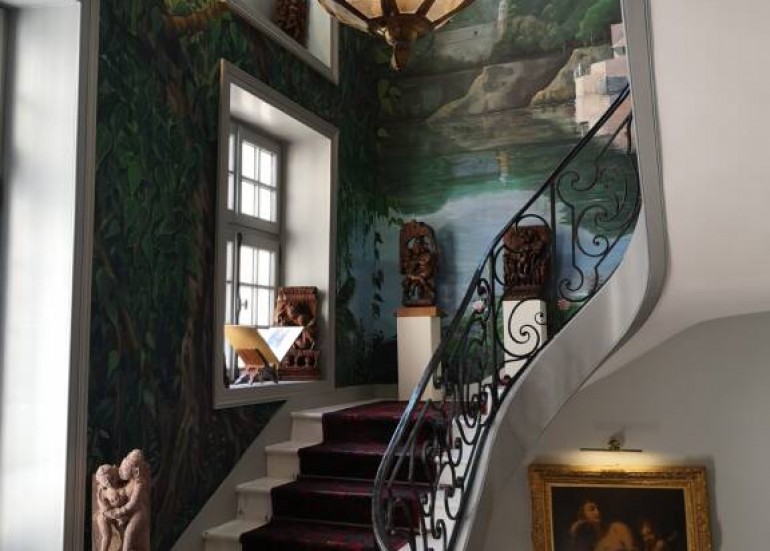 Grand escalier avec fresque et exposition Kama Sutra