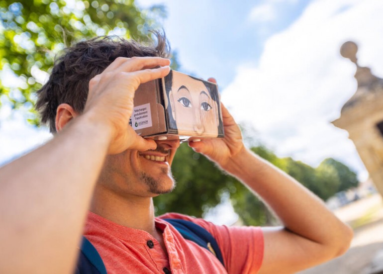 Joueur portant le casque de réalité virtuelle