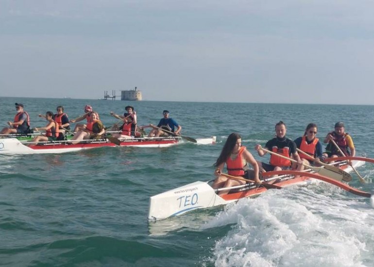 pirogue double et simple près de Fort Boyard