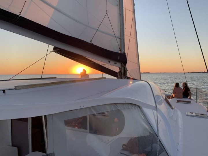 Katamaranfahrt bei Sonnenuntergang - Aldabra Yacht Charter
