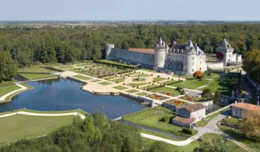 vue aérienne sur le château et la grande pièce d'eau vue aérienne sur le château et la grande pièce d'eau