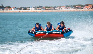 Activité de bouée tractée de l'école de kite surf de Châtelaillon-Plage Bouée tractée de l'école de kite surf de Châtelaillon-Plage