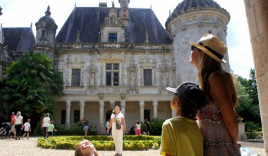 Joueurs face au chateau des énigmes