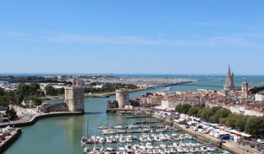 Vue sur le Vieux Port avec les Minimes au fond