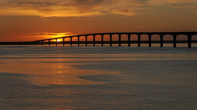 Pont de l'île de ré au coucher de soleil