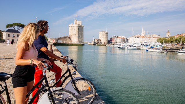 Couple en vélo face aux tours