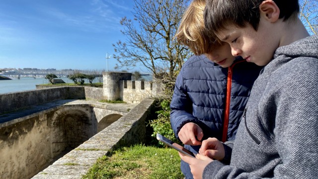 Deux enfants participants au géocaching Terra Aventura