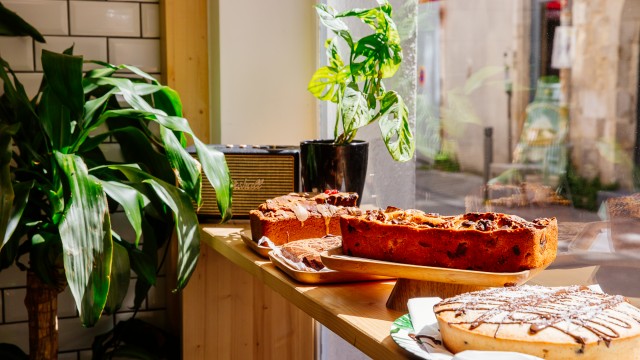 Cakes et gâteaux en vitrine d'un café