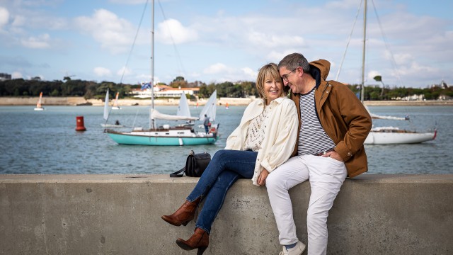 Couple se faisant un calin sur la digue du Nouveau Monde La Rochelle